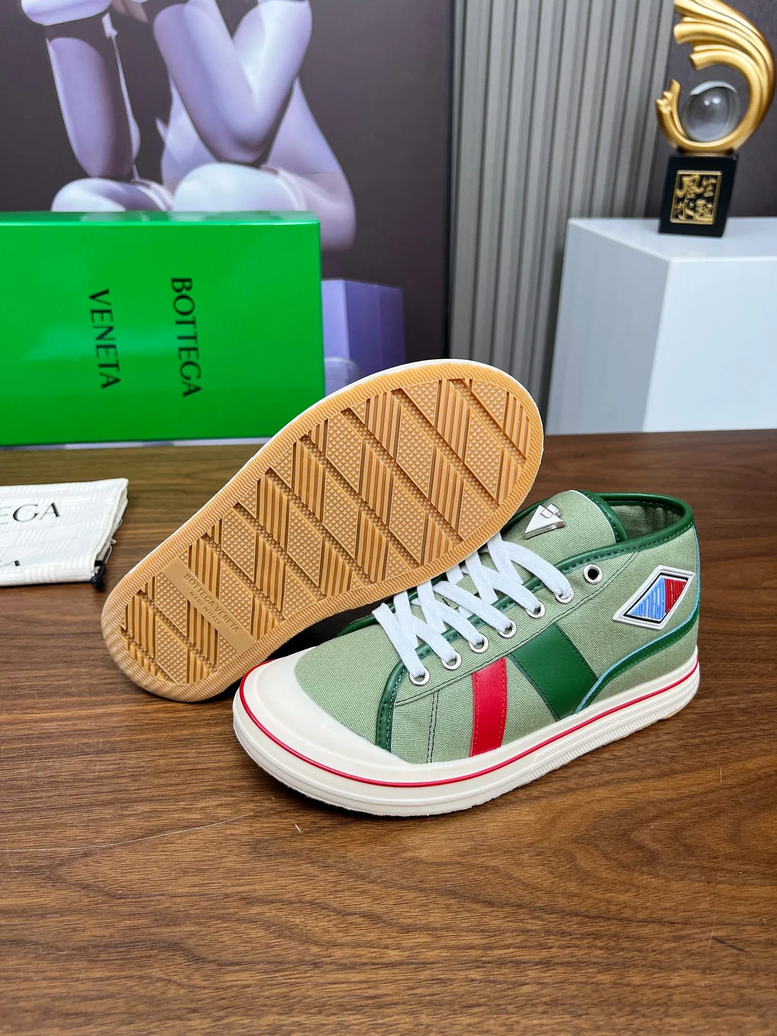 Men's men's shoes 💰520💰 Bottega Veneta BV's latest Eliot series retro basketball shoes casual sports canvas shoes 🔥Become a god when it is launched!🔥 Inspired by retro basketball sneakers, the color combination highlights youthful vitality and perfectly interprets the theme of youth and childlike innocence. The details are also very particular. The summer canvas brings excellent durability and comfort. Designs such as calfskin trim, rubber toe caps and hand-painted retro red lines are full of retro feel. The round toe and convex sole add a modern feel and are suitable for various styles. Easily create a fashionable atmosphere. The upper foot is the focus...can be worn as a couple's shoes...The red lines on each shoe edge are hand-painted, which adds more taste and attitude! ✦Fabric: Original customized high-density canvas + cowhide ✦Inner lining: original customized breathable canvas ✦Insole: movable latex cowhide insole ✦Sole: original molded non-slip and wear-resistant TPU material ✦Sole thickness: 3cm ✦Number of sizes: female size 35--40, female 40 is customized and non-returnable ✦Number: male size 39--45, male 45 is customized and non-returnable